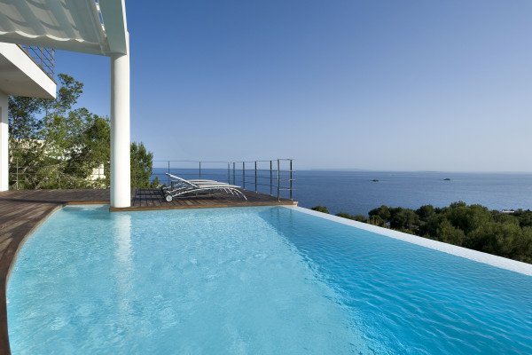 Lujosa y moderna propiedad en vecindario exclusivo - 1