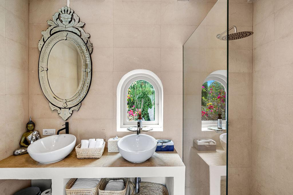 Magnificent property with incredible views to Salinas - 26