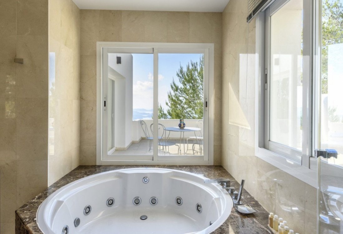 Preciosa villa moderna en las alturas de Es Cubells - 14