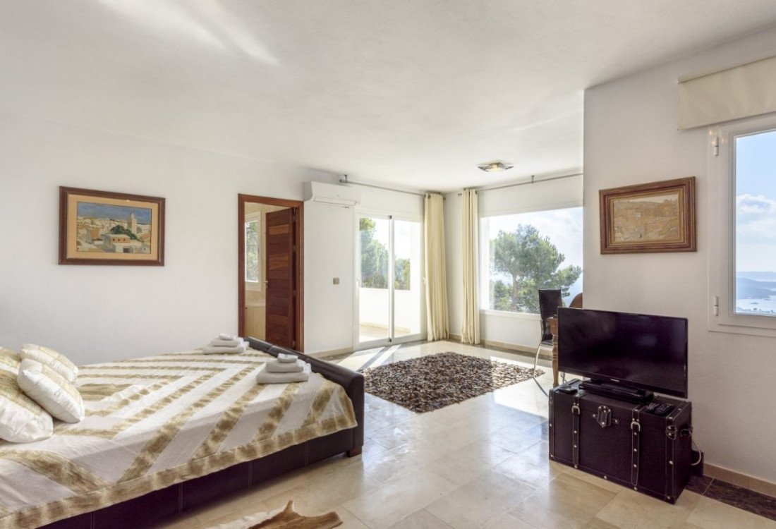 Preciosa villa moderna en las alturas de Es Cubells - 15
