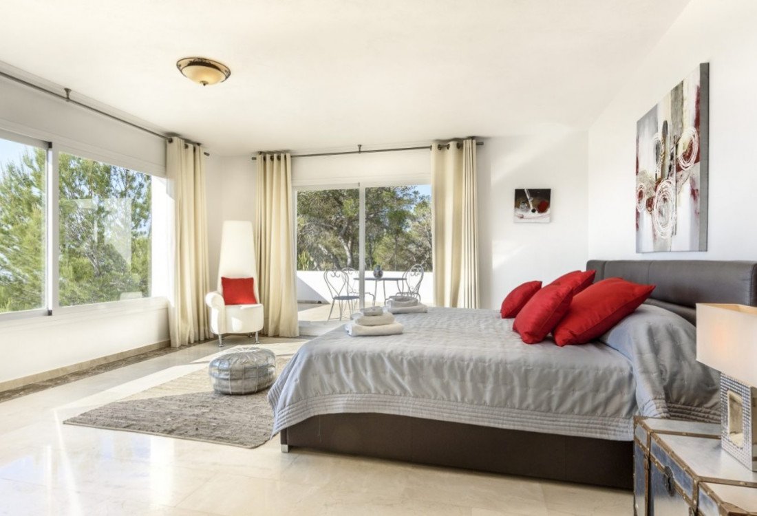 Preciosa villa moderna en las alturas de Es Cubells - 3
