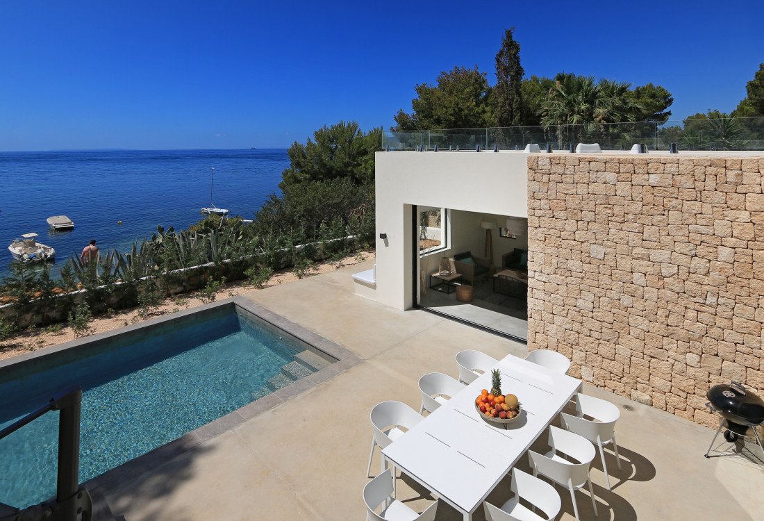 Eine moderne Villa nur wenige Meter vom Meer entfernt - 1