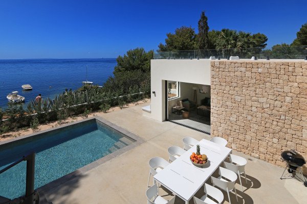 Una villa moderna construida a pocos metros del mar - 1