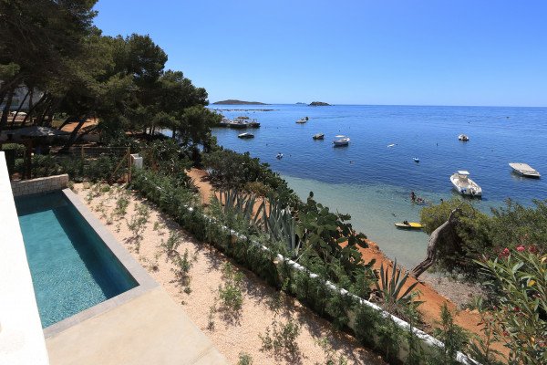 Una villa moderna construida a pocos metros del mar - 5