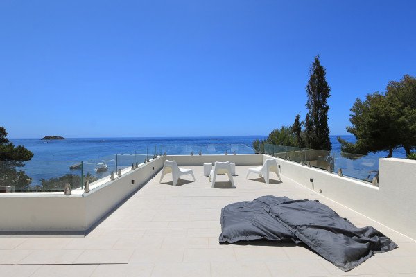 Una villa moderna construida a pocos metros del mar - 4