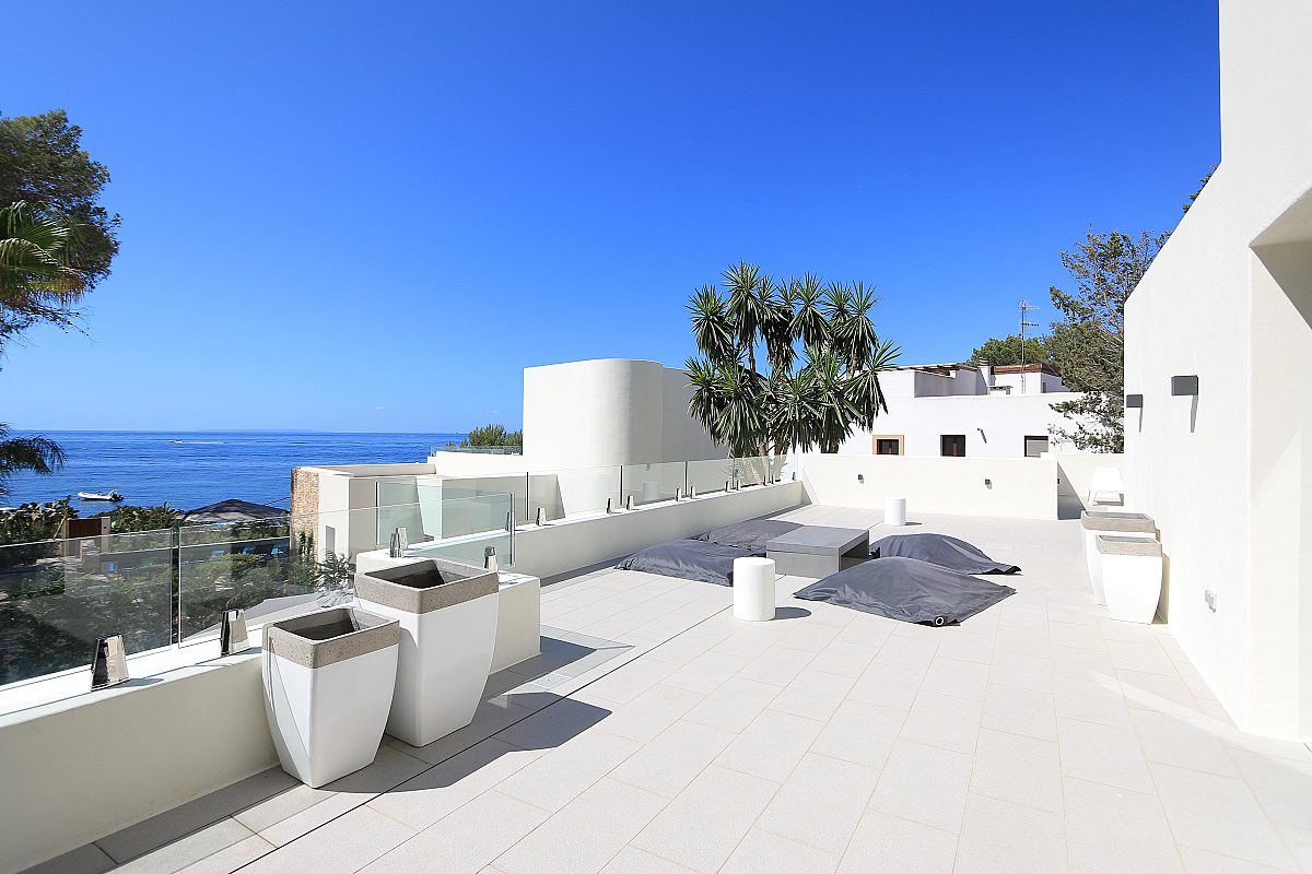 Eine moderne Villa nur wenige Meter vom Meer gebaut - 5