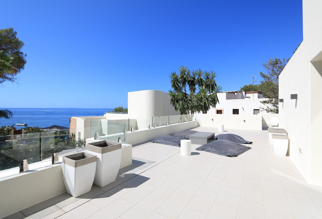 Eine moderne Villa nur wenige Meter vom Meer gebaut - 5