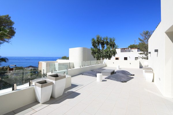 A modern villa built just a few meters from the sea - 5