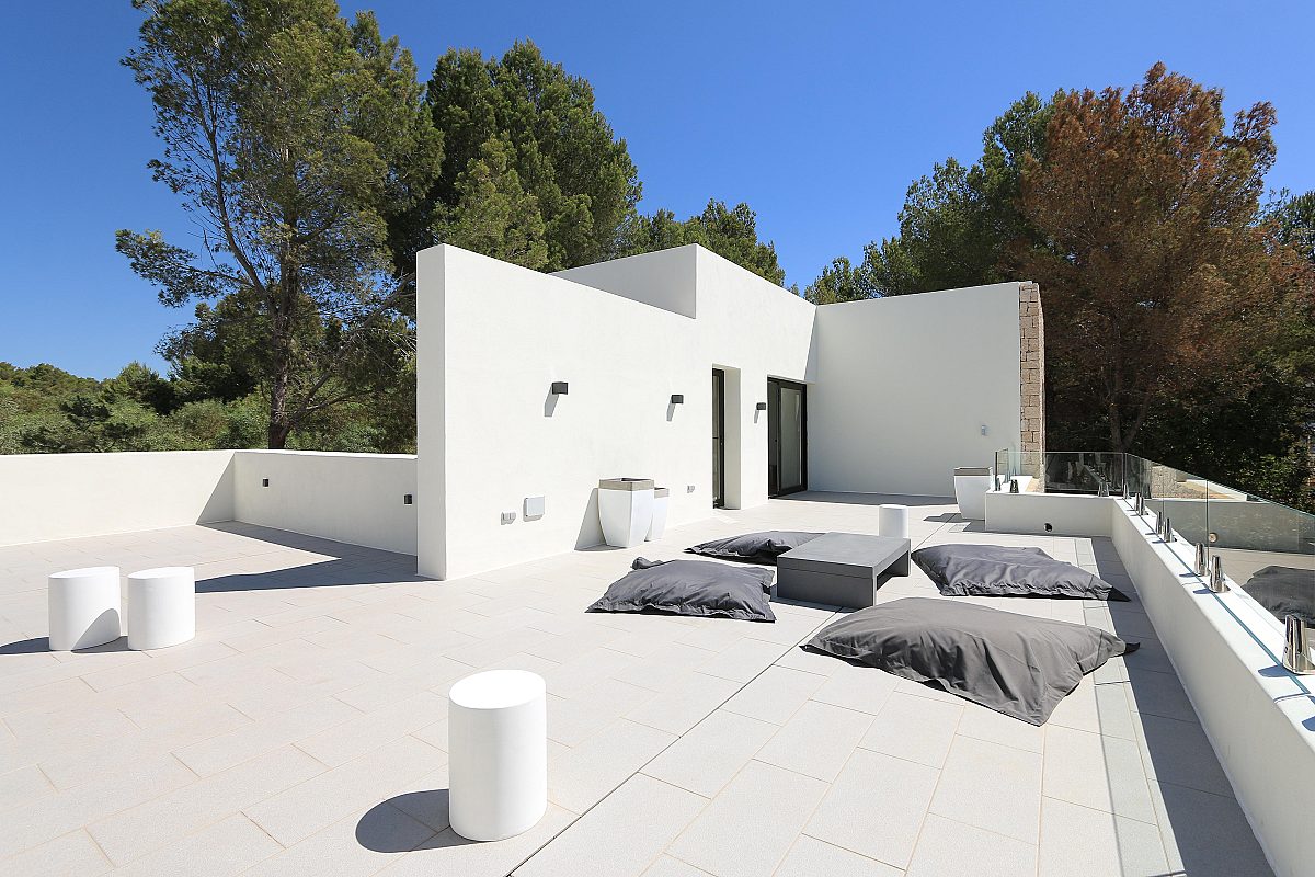 Eine moderne Villa nur wenige Meter vom Meer gebaut - 18