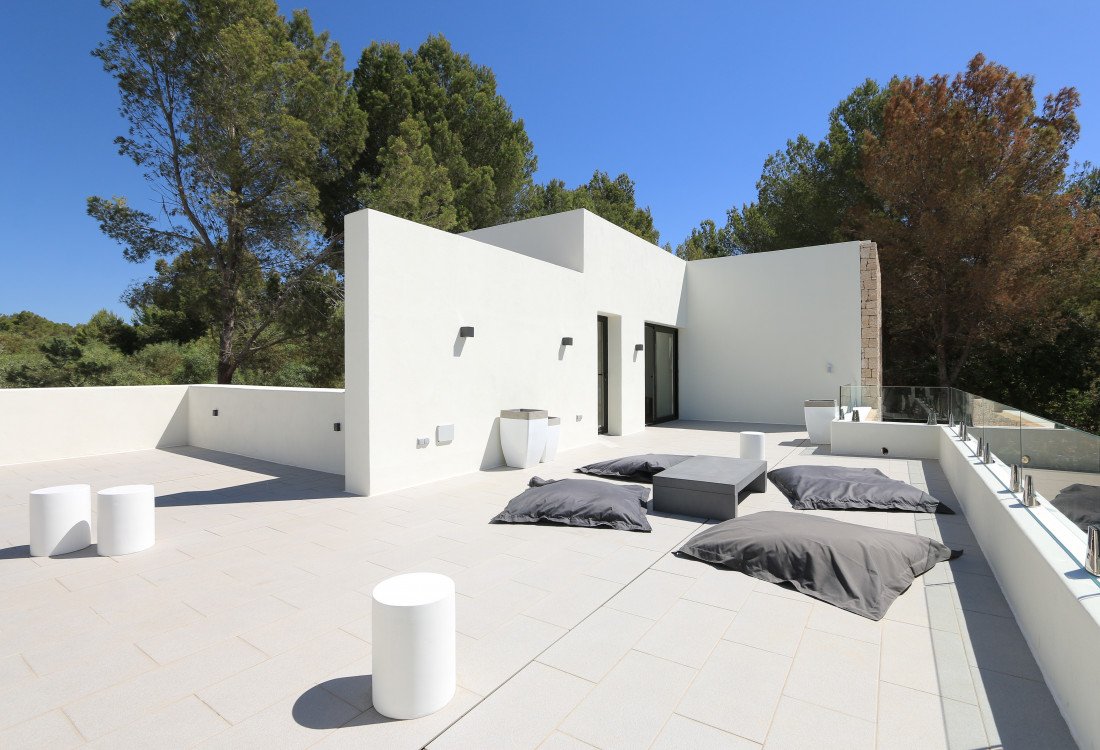 Eine moderne Villa nur wenige Meter vom Meer gebaut - 18
