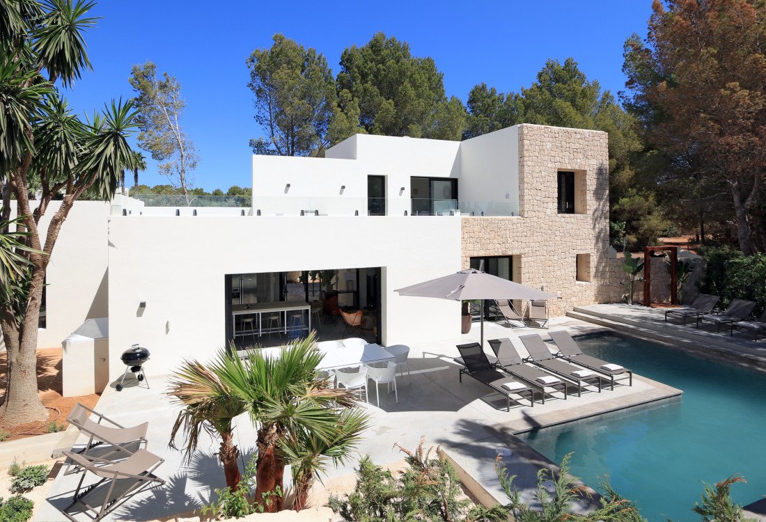 Eine moderne Villa nur wenige Meter vom Meer gebaut - 2