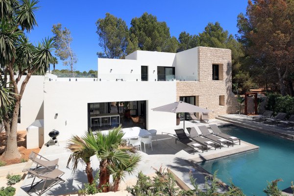 A modern villa built just a few meters from the sea - 2