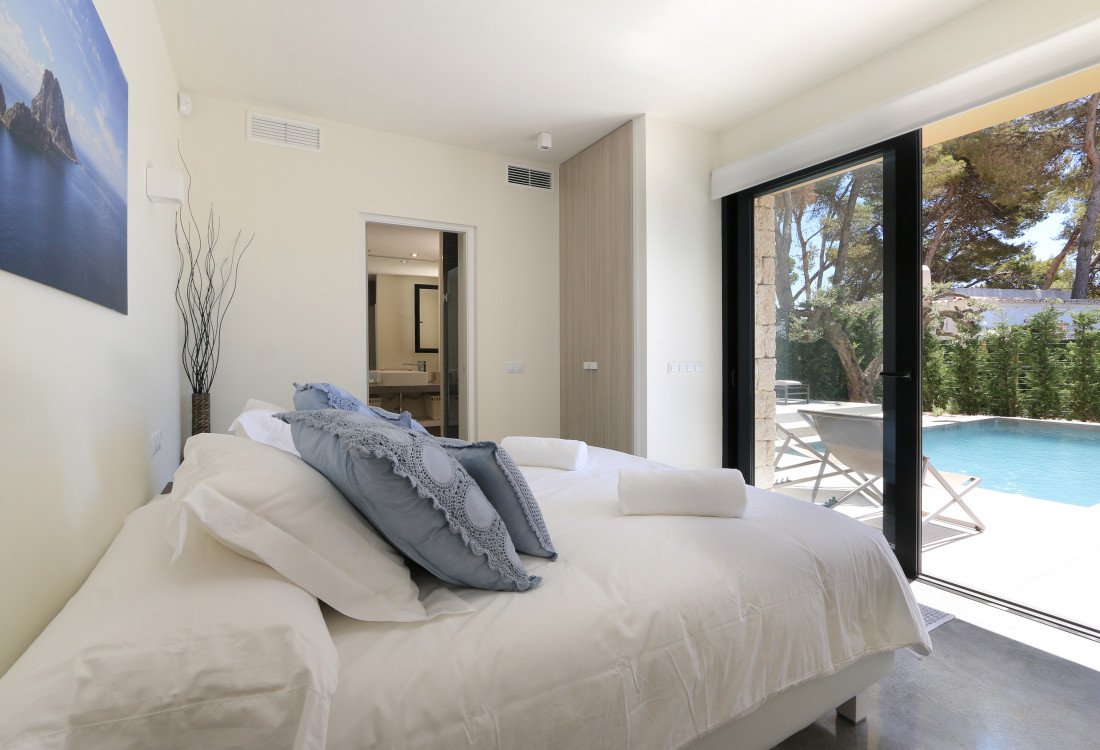 Eine moderne Villa nur wenige Meter vom Meer gebaut - 11
