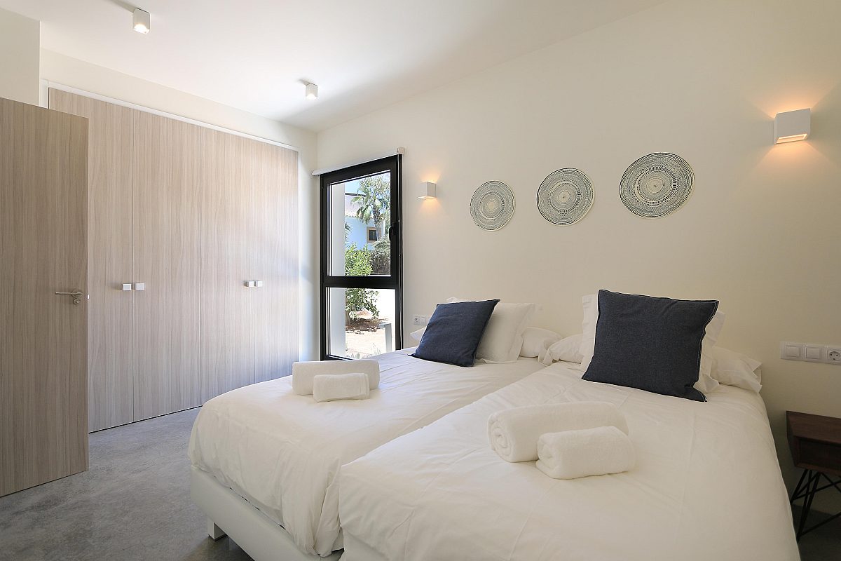 Eine moderne Villa nur wenige Meter vom Meer gebaut - 15