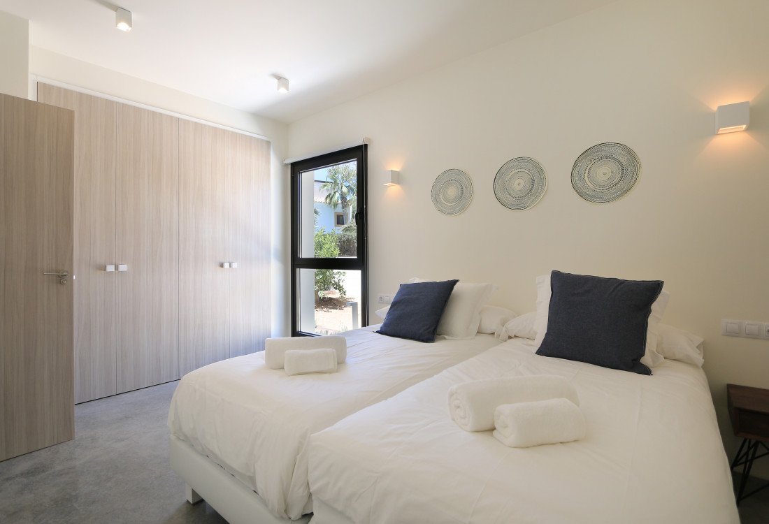 Eine moderne Villa nur wenige Meter vom Meer gebaut - 15