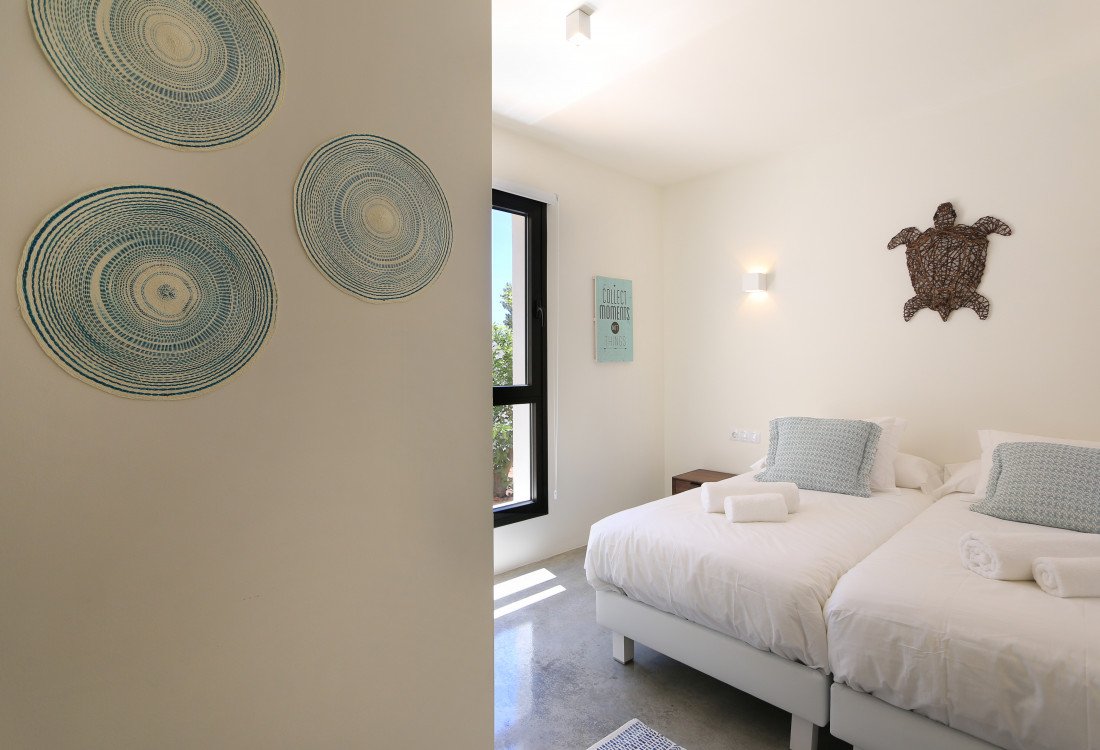 Eine moderne Villa nur wenige Meter vom Meer gebaut - 16