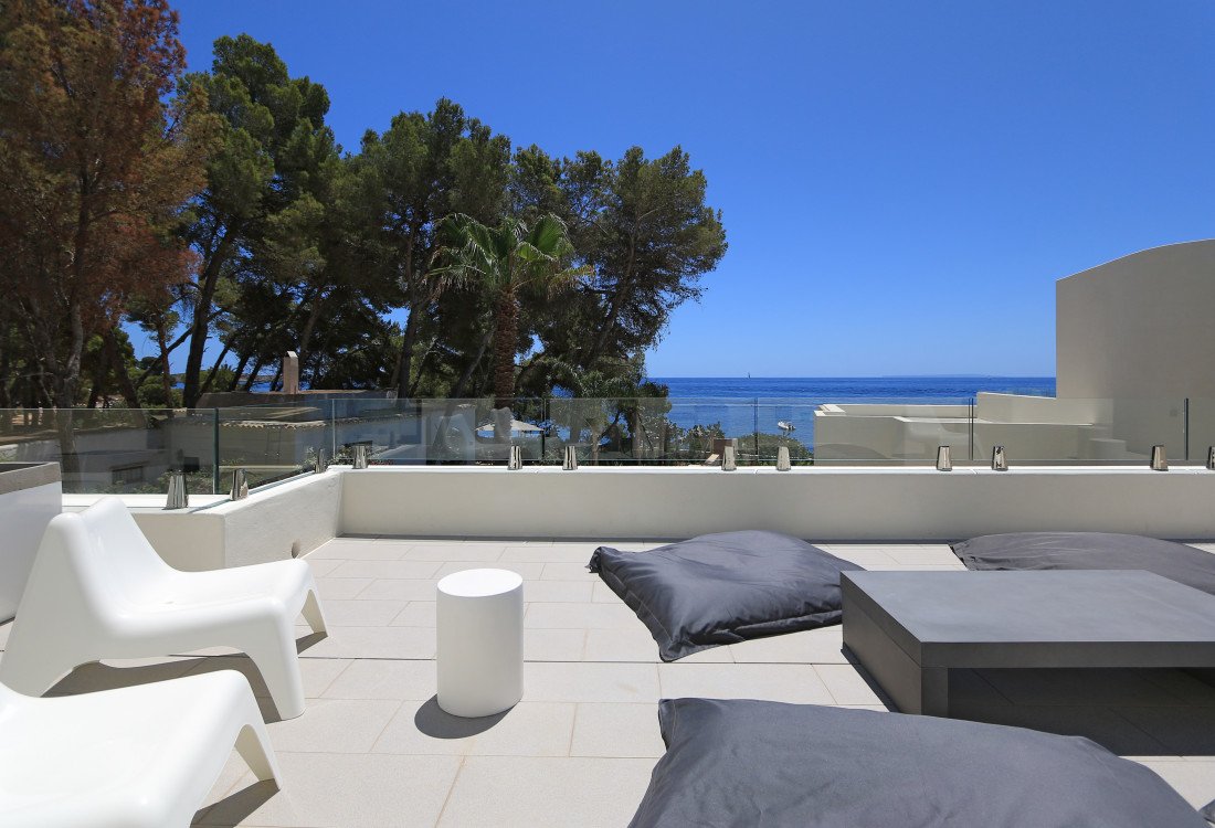Eine moderne Villa nur wenige Meter vom Meer gebaut - 3