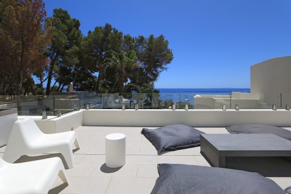 A modern villa built just a few meters from the sea - 3