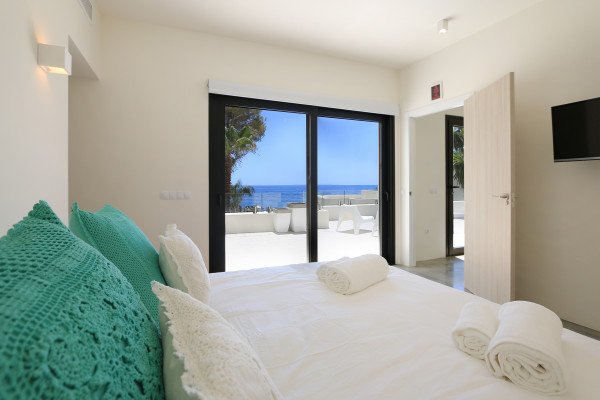 A modern villa built just a few meters from the sea - 4