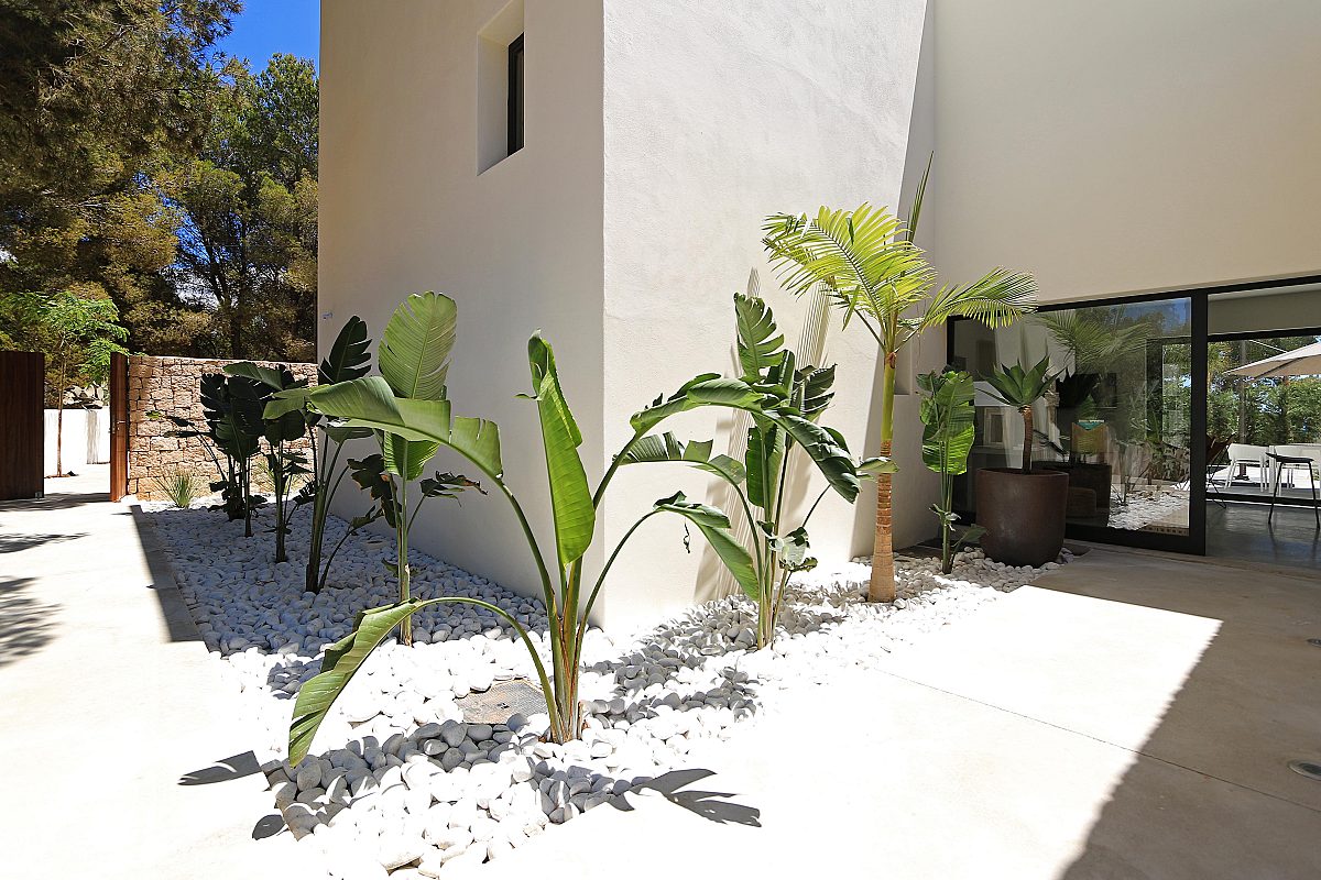 Eine moderne Villa nur wenige Meter vom Meer gebaut - 7