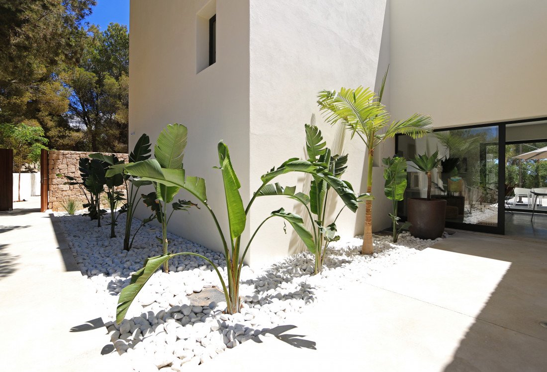 Eine moderne Villa nur wenige Meter vom Meer gebaut - 7