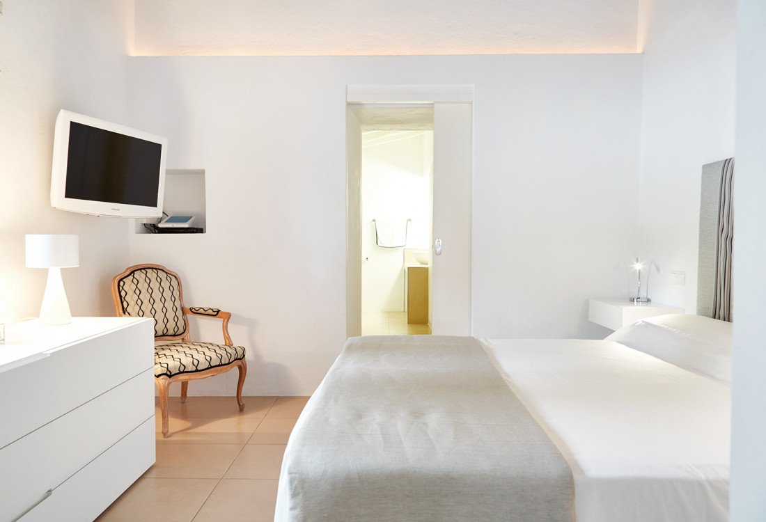 High-end Ibizan luxury in Cap Martinet - 11