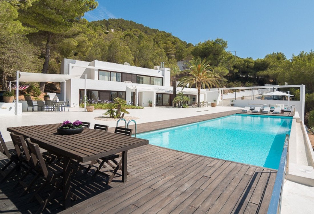 Villa de diseño en la parte alta de Cala Tarida - 1