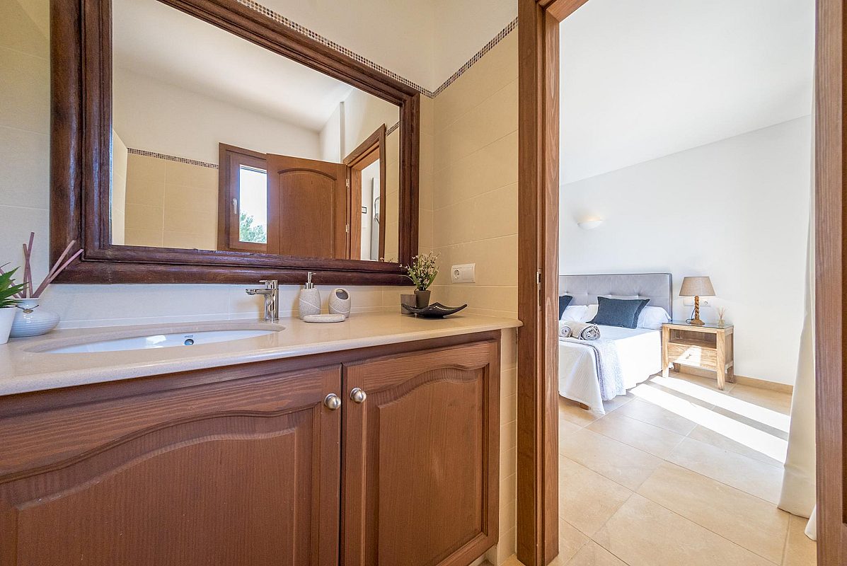 Geräumiges Ferienhaus im Dorf Sant Josep - 24