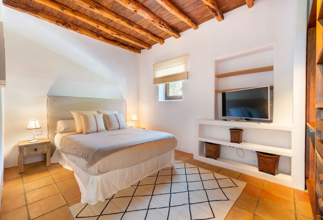 Spectacular Ibizan architecture in the center of the island - 29