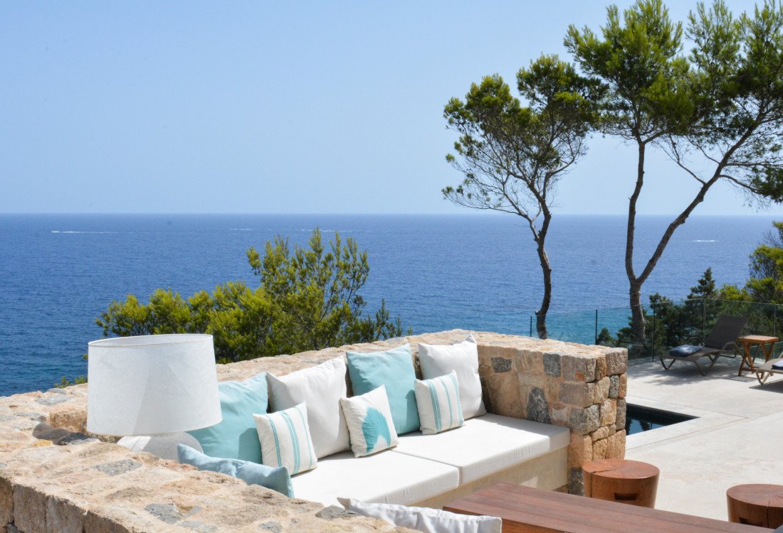 A luxury private villa with a full view of Cala San Vincent bay, unique in location, unrivalled - 10