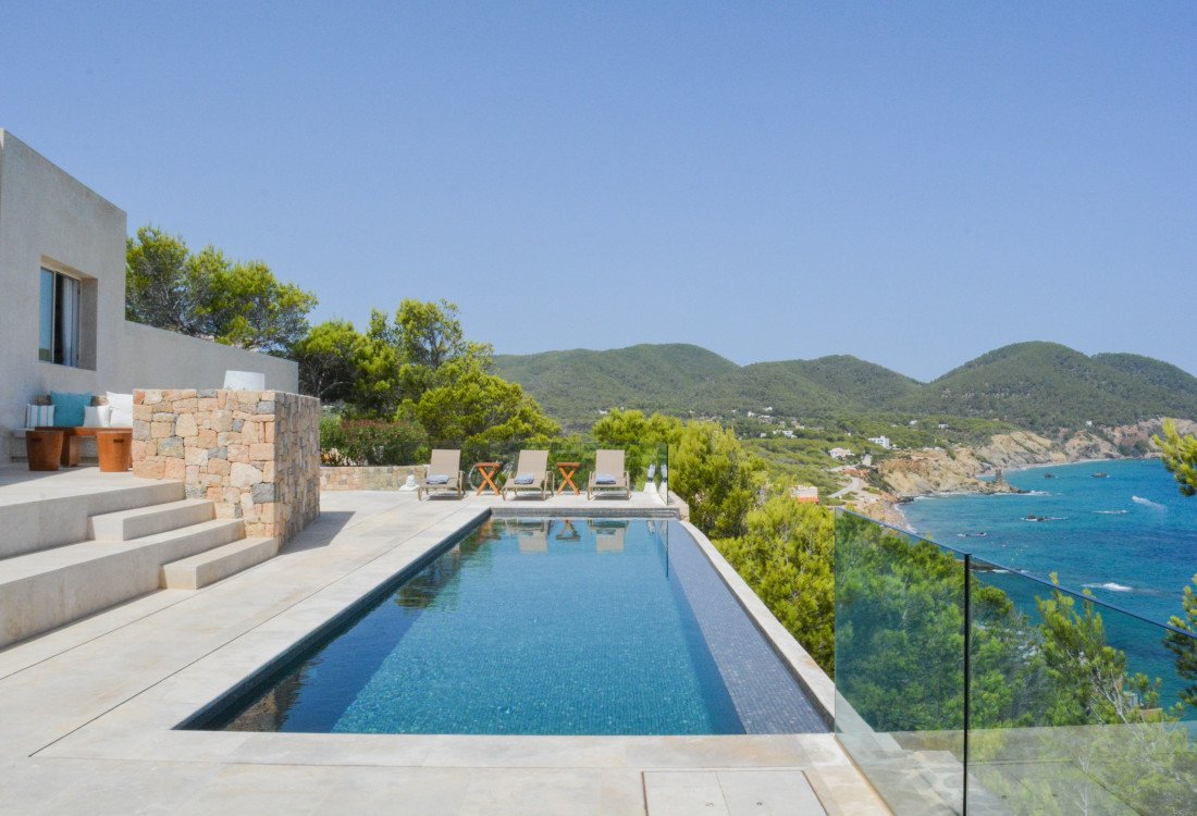 A luxury private villa with a full view of Cala San Vincent bay, unique in location, unrivalled - 1