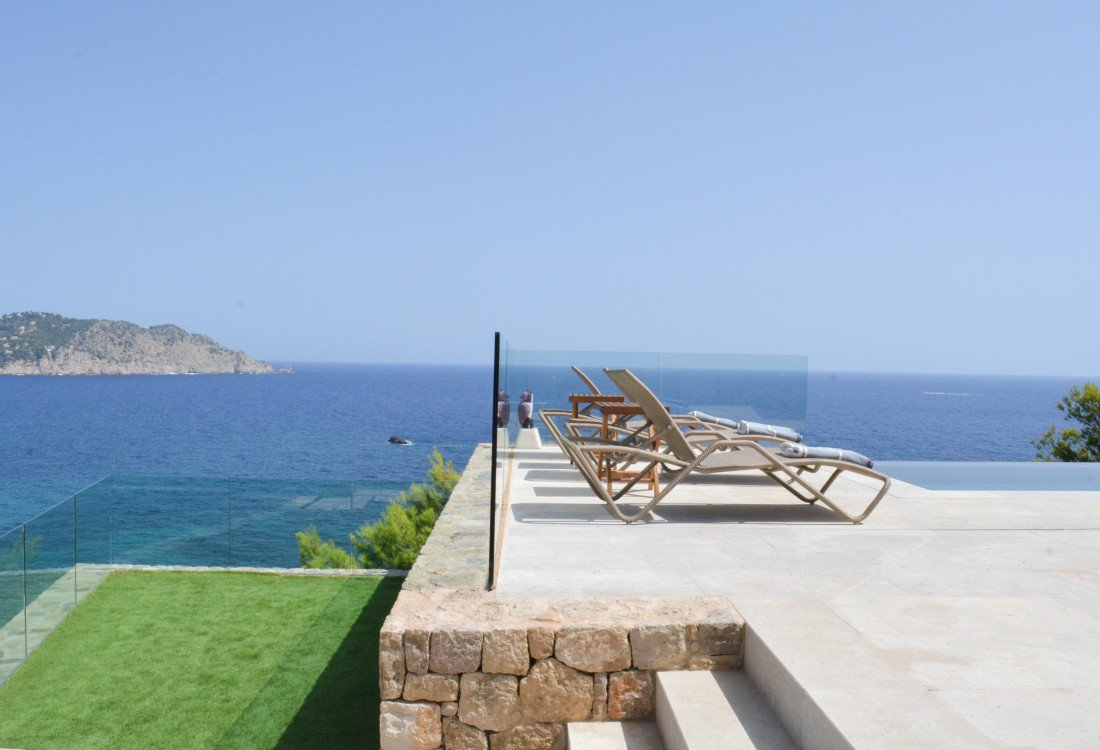 A luxury private villa with a full view of Cala San Vincent bay, unique in location, unrivalled - 13