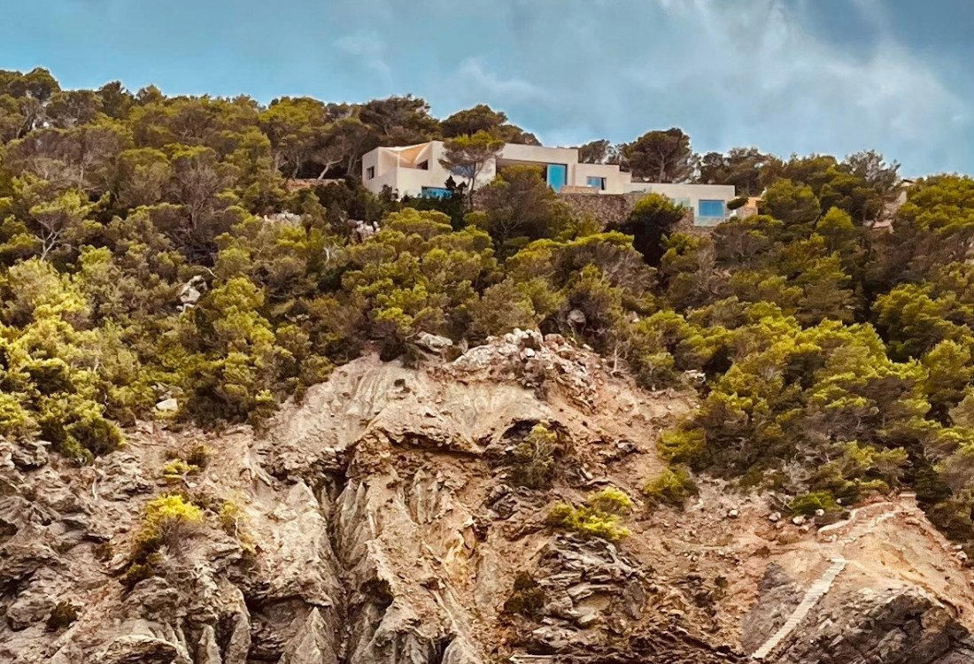 A luxury private villa with a full view of Cala San Vincent bay, unique in location, unrivalled - 39