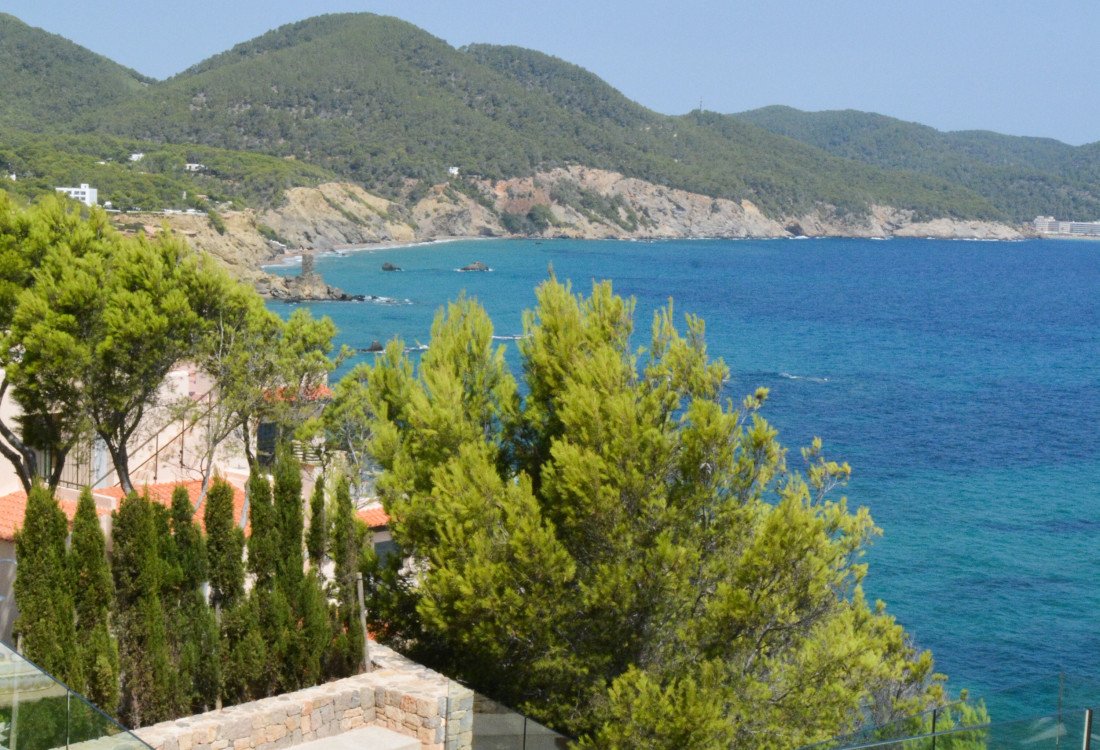 A luxury private villa with a full view of Cala San Vincent bay, unique in location, unrivalled - 37