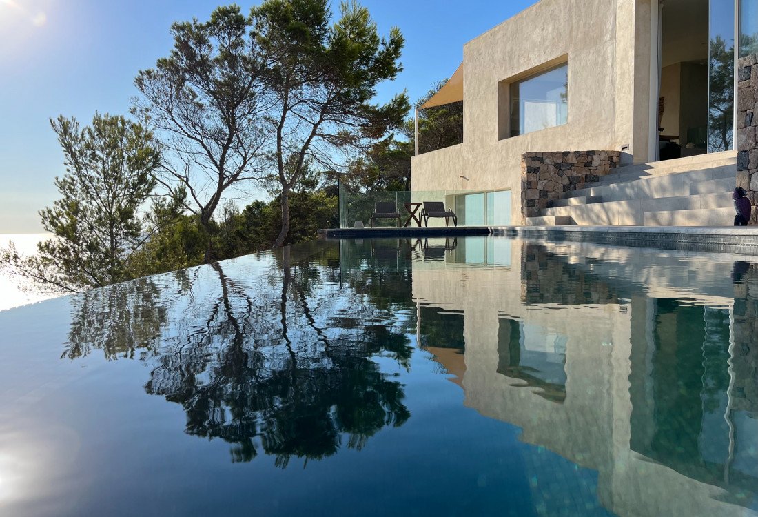 A luxury private villa with a full view of Cala San Vincent bay, unique in location, unrivalled - 7