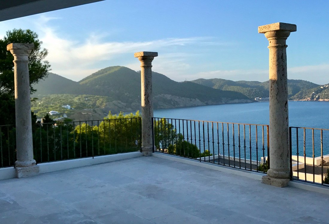 A luxury private villa with a full view of Cala San Vincent bay, unique in location, unrivalled - 27