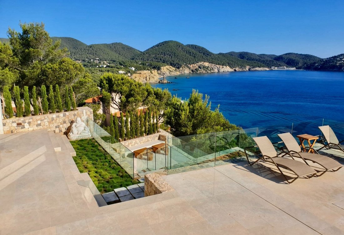 A luxury private villa with a full view of Cala San Vincent bay, unique in location, unrivalled - 9