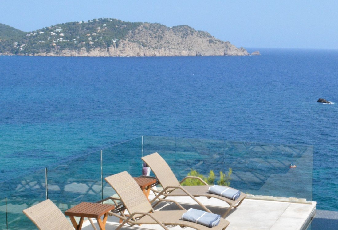 A luxury private villa with a full view of Cala San Vincent bay, unique in location, unrivalled - 15