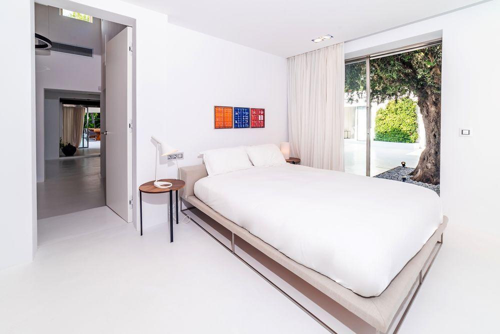A contemporary elegant villa, in very convenient location - 14