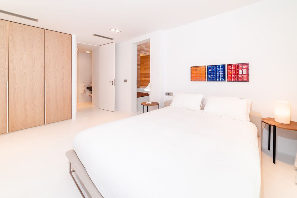 A contemporary elegant villa, in very convenient location - 13