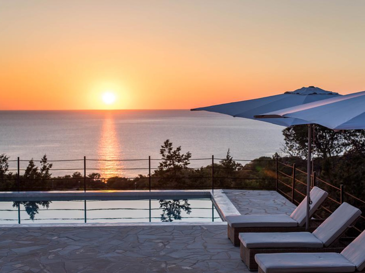 Villa renovada con estilo con impresionantes vistas al mar - 1