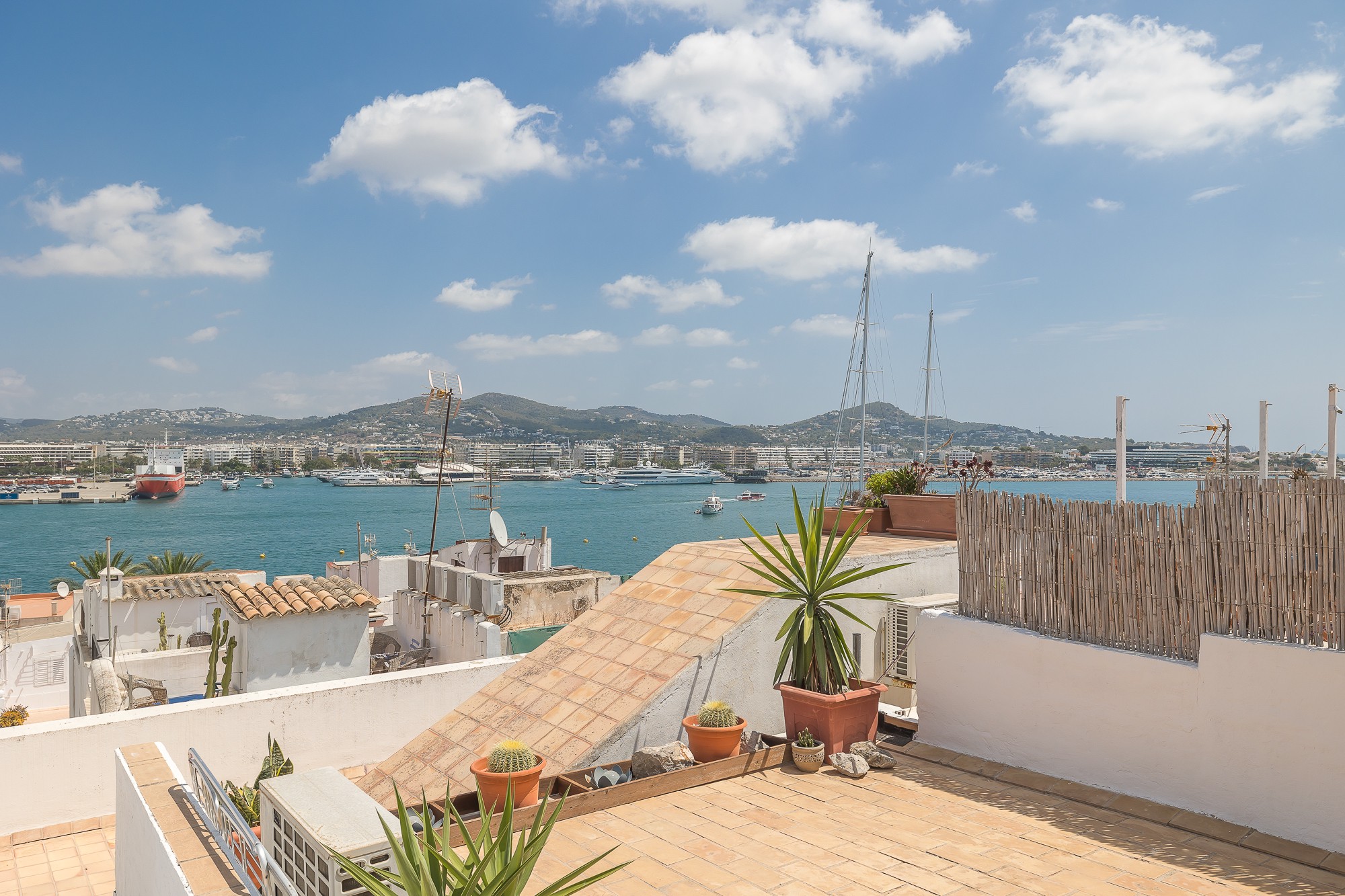 Casa en casco antiguo con azotea y vistas al puerto - 8