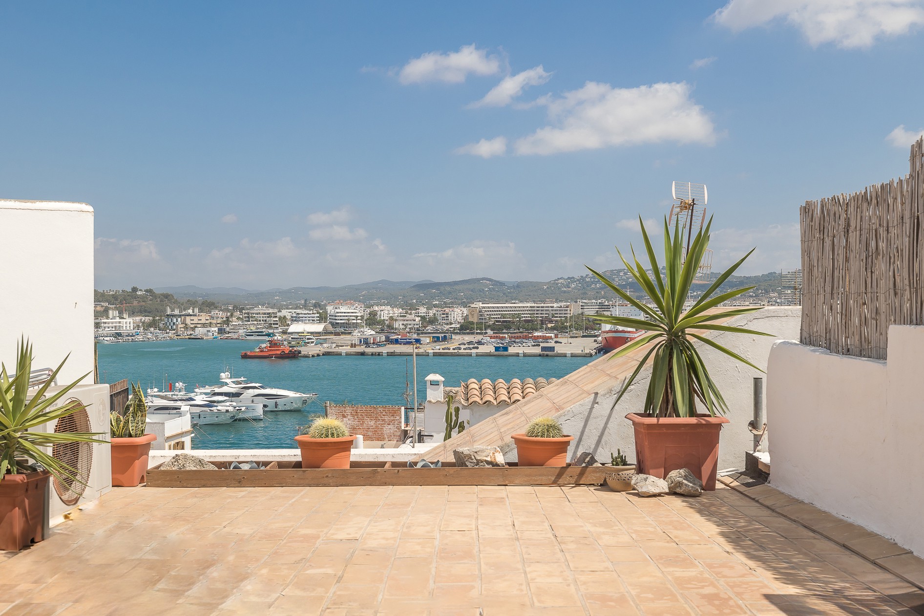 Casa en casco antiguo con azotea y vistas al puerto - 1