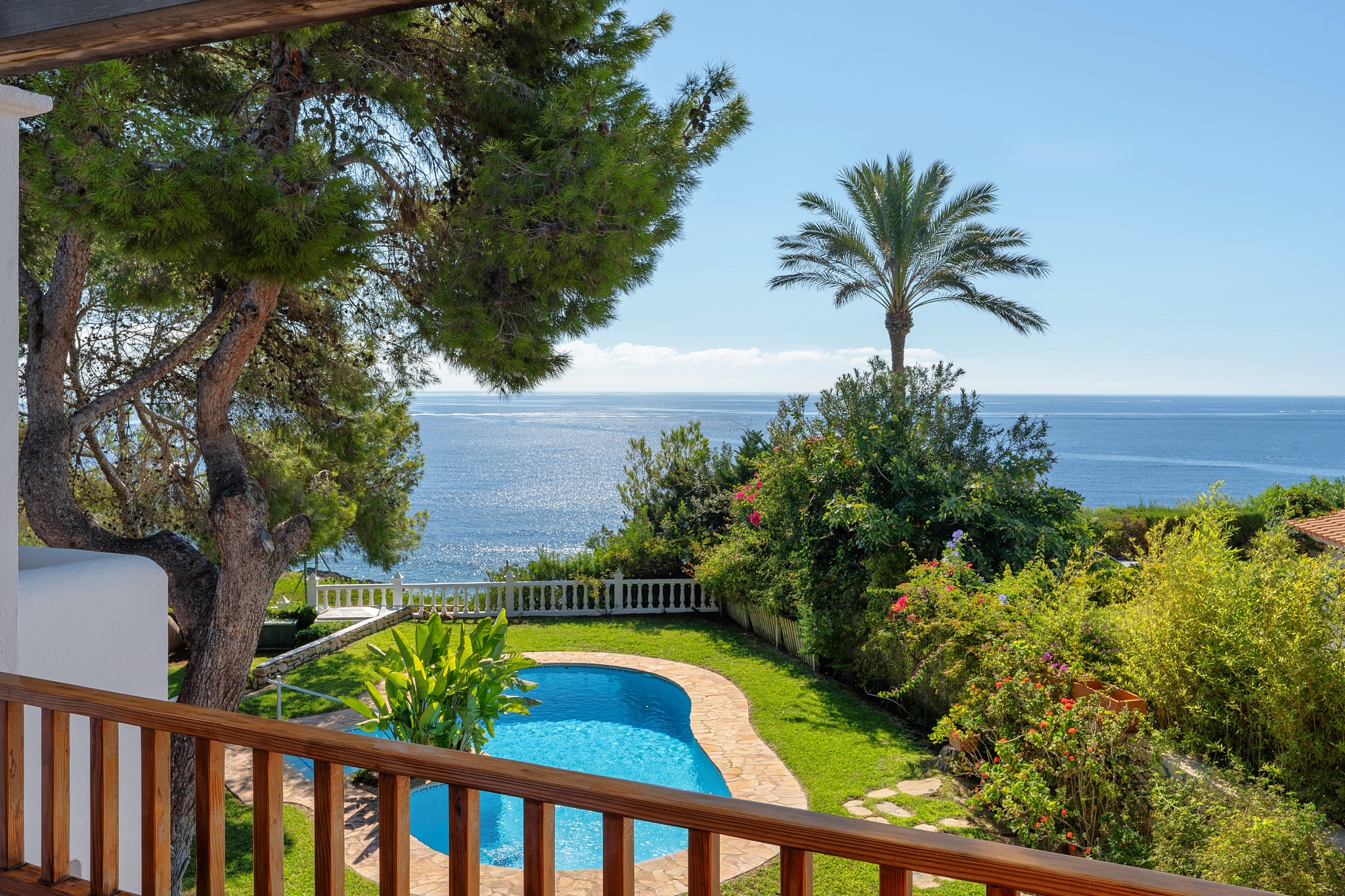 Villa bien mantenida en primera línea de mar con mucho potencial - 12