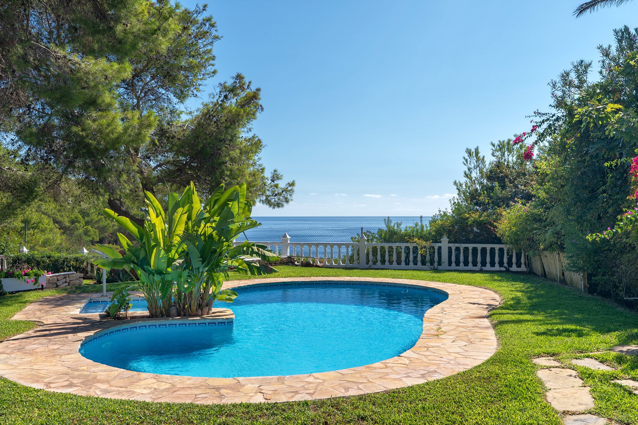 Villa bien mantenida en primera línea de mar con mucho potencial - 1