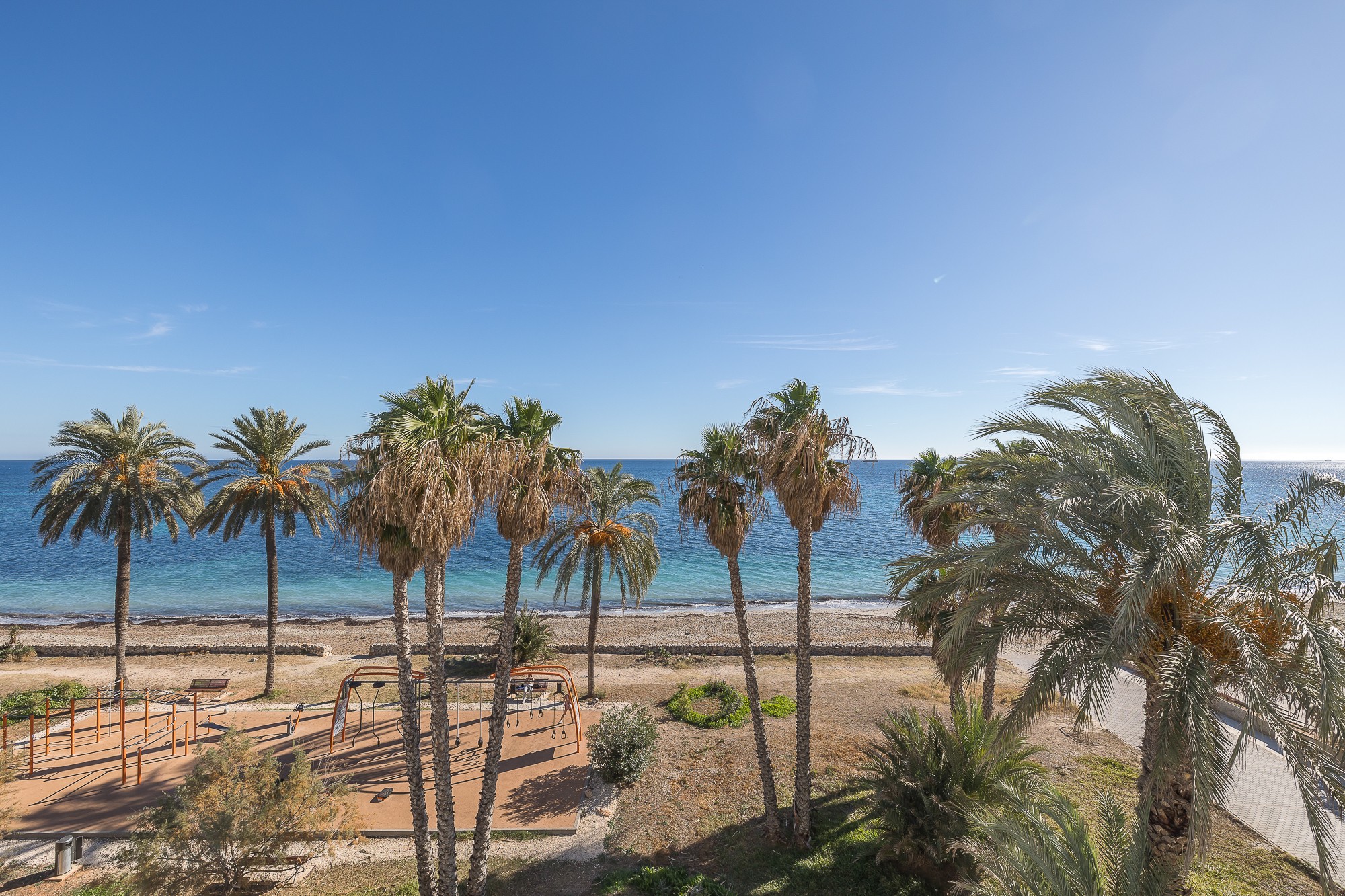 Moderno y espacioso dúplex con terraza en primera línea de playa - 1