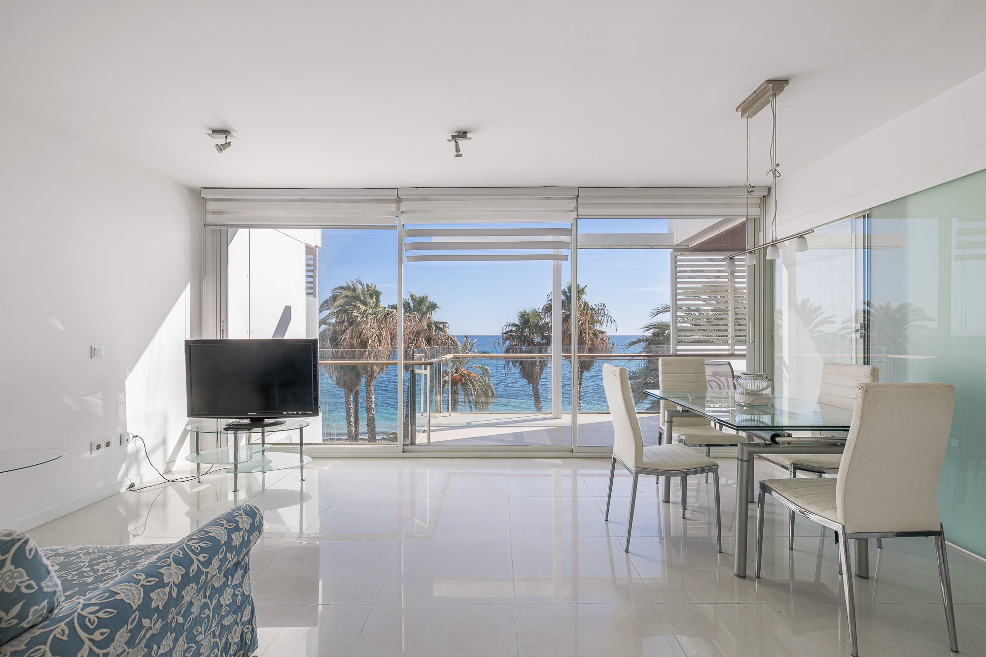 Modern and spacious duplex with terrace right on the beachfront - 3