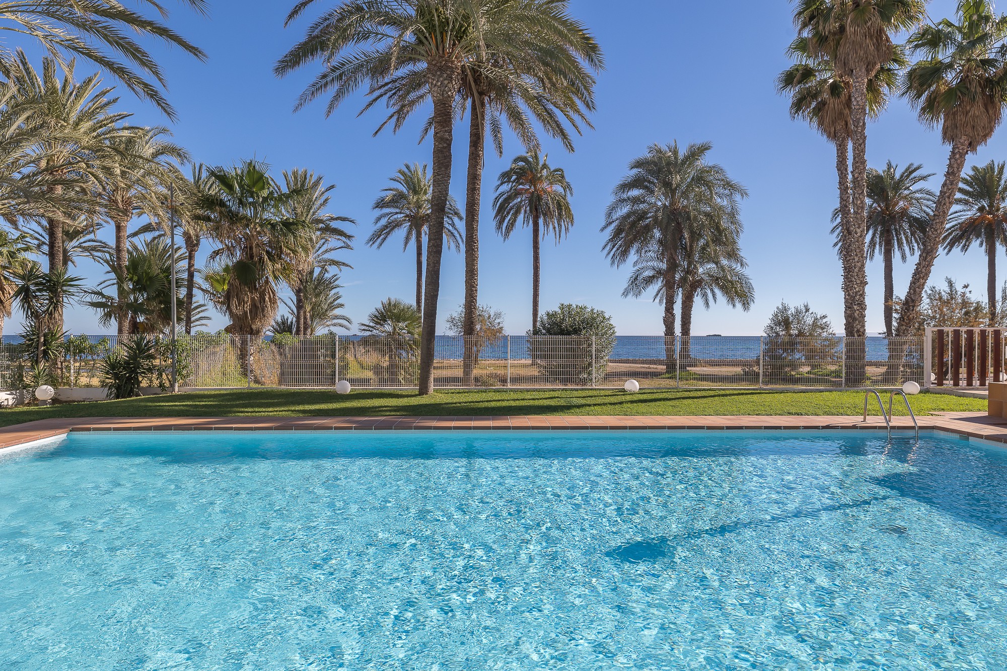 Moderno y espacioso dúplex con terraza en primera línea de playa - 15