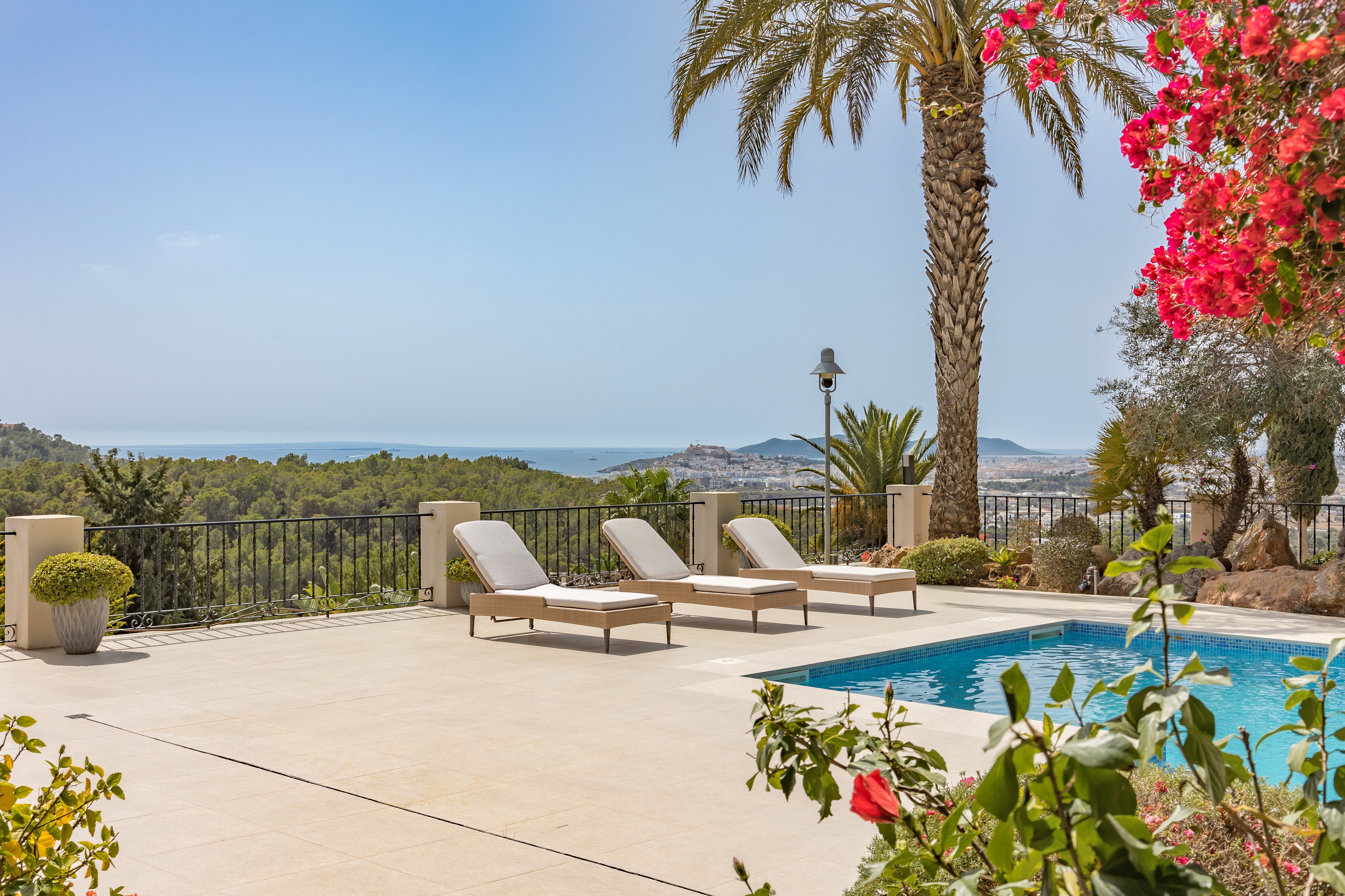 Elegante villa con hermosas vistas al mar en una urbanización - 19