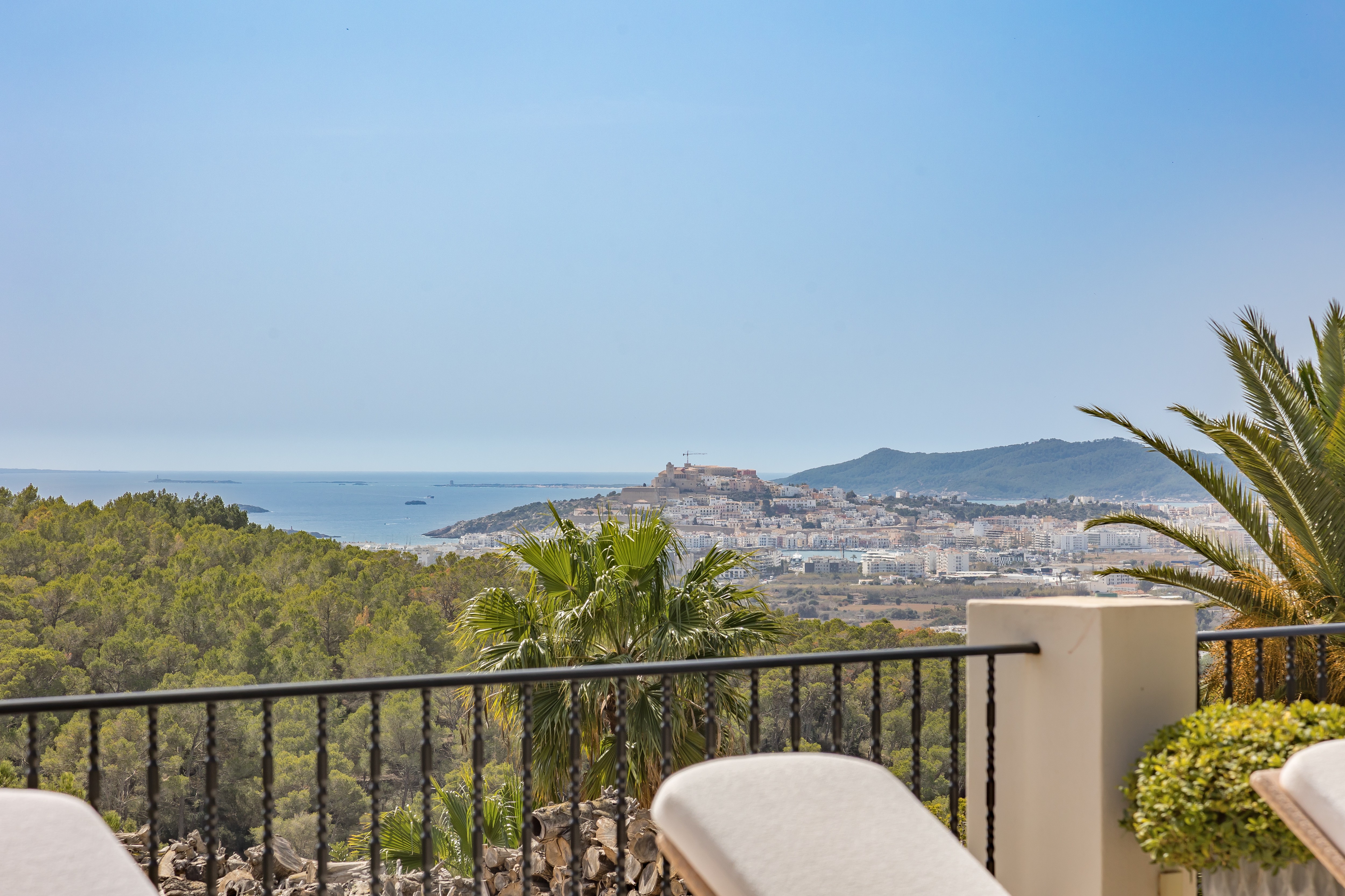 Elegante villa con hermosas vistas al mar en una urbanización - 2